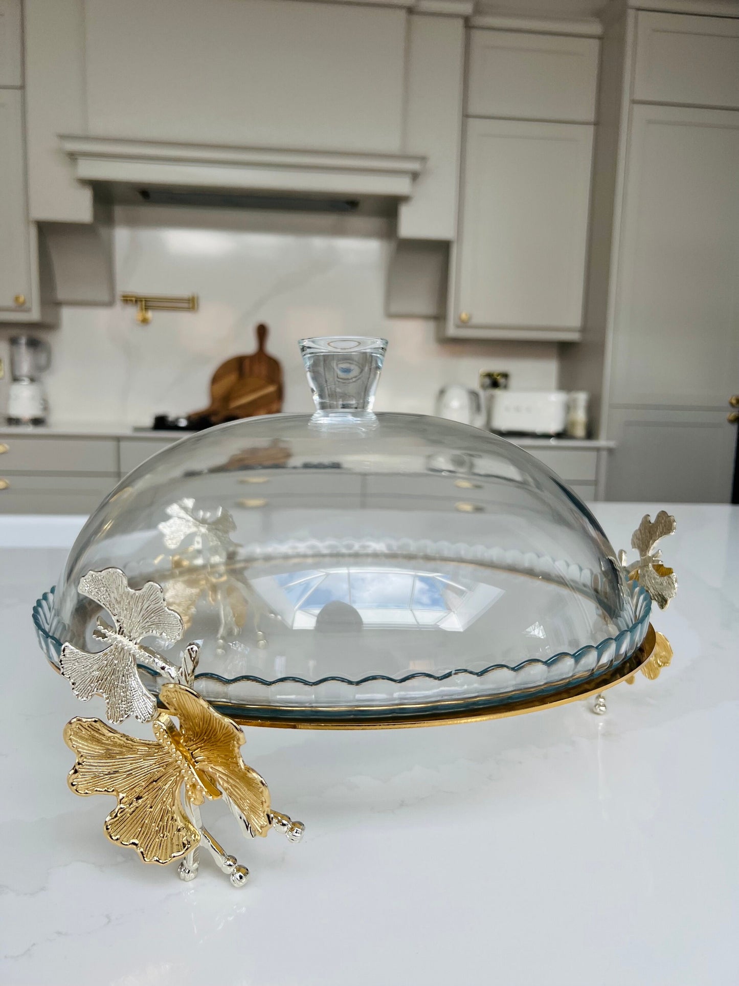 Luxury glass cake stand with dome lid