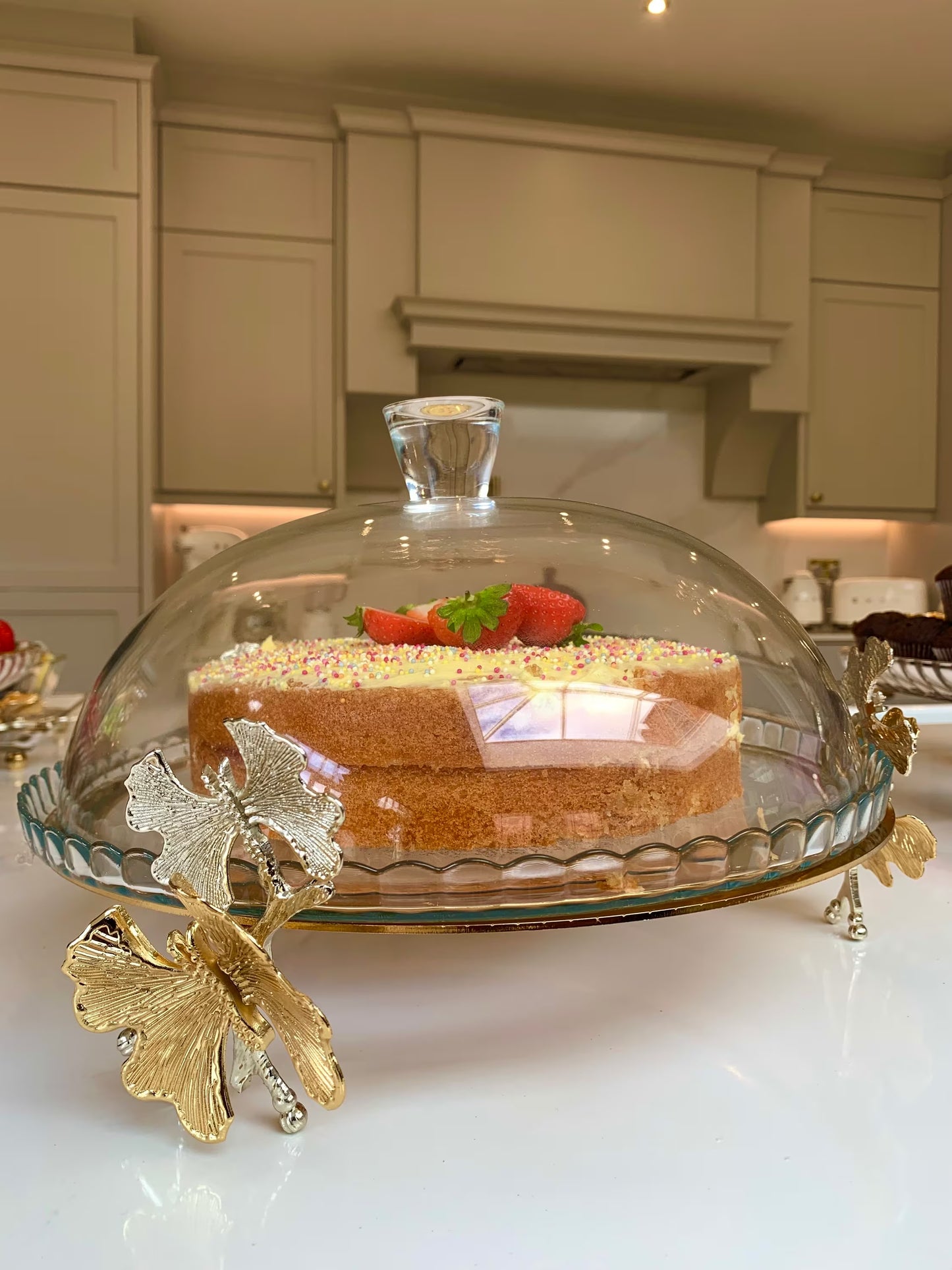 Luxury glass cake stand with dome lid